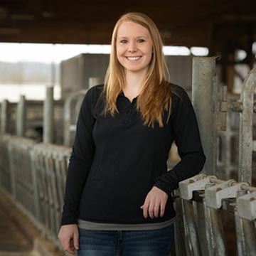 Black shirt woman resting on a cow parlor